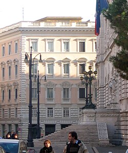 Escadas da fachada traseira, na Piazza del Parlamento