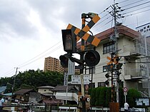 故障灯が付いた踏切。広島市東区中山にある中山踏切。2007年撮影。