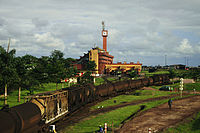 Passage d'un train devant la gare de Bessengué, à Douala.