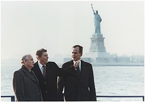מיכאיל גורבצ'וב, מסייר על גברנרז איילנד (אי המושלים) בניו יורק, בלוויית רונלד רייגן וג'ורג' הרברט ווקר בוש. ברקע נראה פסל החירות.