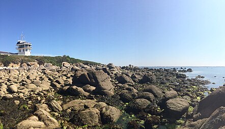 Pointe de Beg Meil à marée basse. À gauche, le sémaphore