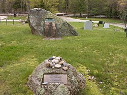 Memorial boulders for artists لی کرزنر (foreground) and her husband جکسون پولاک (background) in Green River Cemetery