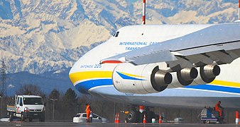 An-225 à l'aéroport de Milan Malpensa en février 2015.