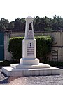 Le monument aux morts à l'arrière de l'église (août 2012)