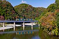 水郡線の西金 - 下小川間の第一久慈川橋梁を走行する、JR東日本E131系気動車(241225)