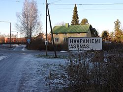 Haapaniementien päässä sijaitseva kyltti.