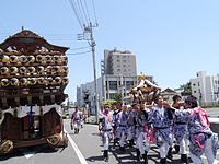 小田原松原神社例大祭。山車を越して御旅所に突っ駆ける、魚河岸のブリ神輿