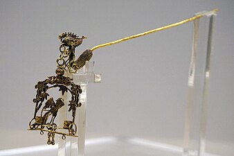 Qing dynasty gold phoenix zan hairpin.