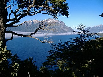 Vue du lac Huechulafquen.