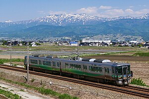あいの風とやま鉄道線を走行する521系電車 （2022年5月 水橋駅 - 滑川駅間）
