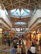 Interior del centro comercial.