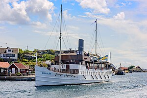 Ångaren Bohuslän i sundet mellan Härön och Kyrkesund.