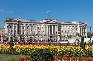 Buckingham Palace from gardens, London, UK - Diliff (cropped)