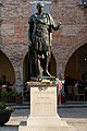 Copia moderna della statua di Giulio Cesare, fondatore di forum Iulii.