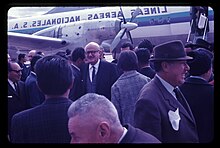 Edgardo Seoane Corrales, vicepresidente de Perú entre 1963 y 1968, bajando de un NAMC YS-11 de LANSA (1968)