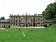 Façade de grande demeure et pré aux daims