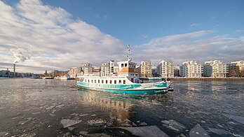 Chegada da balsa Emelie em Henriksdalshamnen, Estocolmo. Ao fundo, Norra Hammarbyhamnen (Södermalm). (definição 5 810 × 3 268)