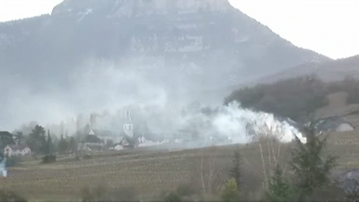 Brûlage dont les fumées se répandent sur des habitations.