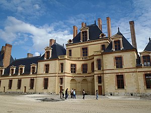 亨利四世时期所兴建的办公室庭院（Château de Fontainebleau）