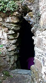 Entrée de la grotte sous l'église de Saint-Viaud.