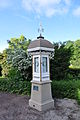 Wettersäule der Firma Wilhelm Lambrecht von 1910 in Königstein im Taunus. Es handelt sich um das Modell III „Tourist“, das 1910 einen Preis von 500 Mark hatte. Die Instrumente sind nicht original, die Säule wurde 2012 saniert.