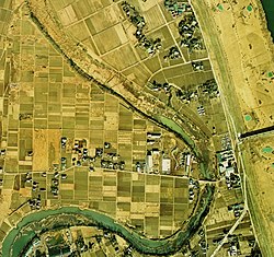 北を上にした川越市萱沼付近の航空写真（1974年）。中央で蛇行するびん沼川の西側が萱沼にあたる。びん沼川東側の集落は飯田新田。写真右端に旧・治水橋が架かる。 国土交通省 国土地理院 地図・空中写真閲覧サービスの空中写真を基に作成