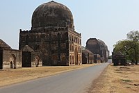 বিদারের আস্তুরে বাহমানীয় সমাধিসৌধের সারি