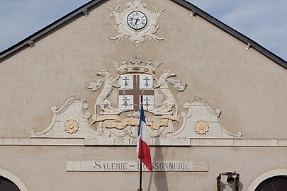 Détale de la façade : horloge, cloche, blason de la ville, mention « salerie-poissonnerie »