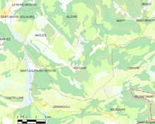 Carte élémentaire montrant les limites de la commune, les communes voisines, les zones de végétation et les routes