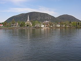 Le mont Saint-Hilaire vu de la rivière Richelieu.