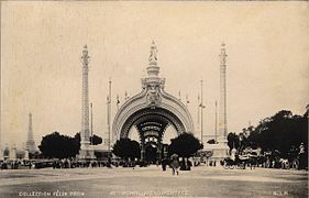 La porte monumentale de l'Exposition universelle de Paris (1900) conçue par René Binet et ouvertement inspirée des dessins d'Haeckel.