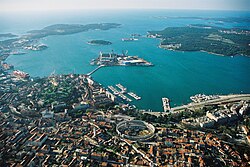 Imagem aérea da cidade de Pula e Arena ao fundo.