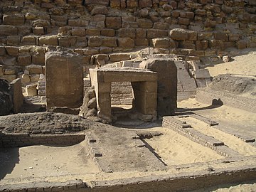 Le temple haut de la pyramide rhomboïdale.