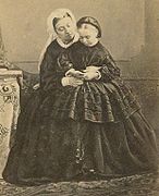막내딸 베아트리스를 안고 있는 빅토리아 (1862년)
