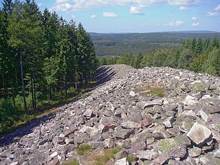 Los restos del murus gallicus de las instalaciones de Otzenhausen, de aproximadamente 25 m de alto y ancho
