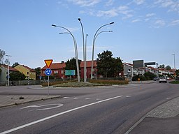 Sandgärdet och Malmabergsgatan sett från Korsängsmotet med kvarteret Kabeln bortom rondellen.