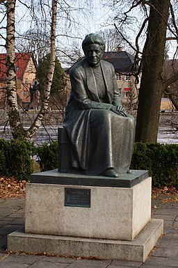 Staty av Selma Lagerlöf i teaterparken.