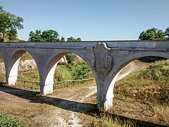 Armoiries entre les arcs de l'aqueduc