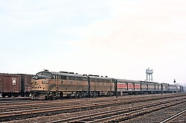 Monon RailroadのF3重連で2両ともフェイズI仕様で側面に丸窓が3つ設置されているが後ろの車両は側面上部についている金網がフェイズIVより採用されたステンレス鋼製のグリルに変更されているので外観が異なっている。屋根のファンはフェイズII前期タイプまでの角ばった形状のまま。