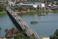 フオン川に架かるチャンティエン橋
