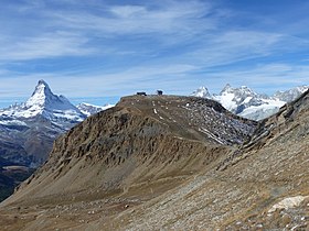 Vue de l'Unterrothorn avec ses installations au sommet ; à gauche le Cervin.