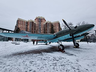 Самолёт, установленный на территории музея