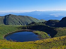 鳥海山の鳥海湖、遠景に月山