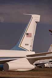 queue d'avion. au sommet se trouve une antenne, qui dépasse largement vers l'avant, comme une lance.