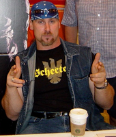 Photo d'un homme avec un bandana bleu et des lunettes de soleil.