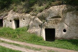 Caves taillées dans le tuf rhyolitique