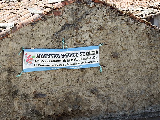 People in Berrocal de Salvatierra fight to keep their medical services