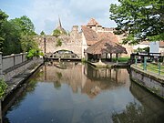 Le canal vers l'enceinte de l'abbaye.