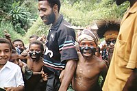 Nenos papúas en Yengisa, Papúa-Nova Guinea.