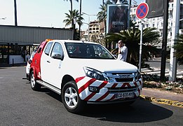 Dépanneuse Isuzu pick-up.